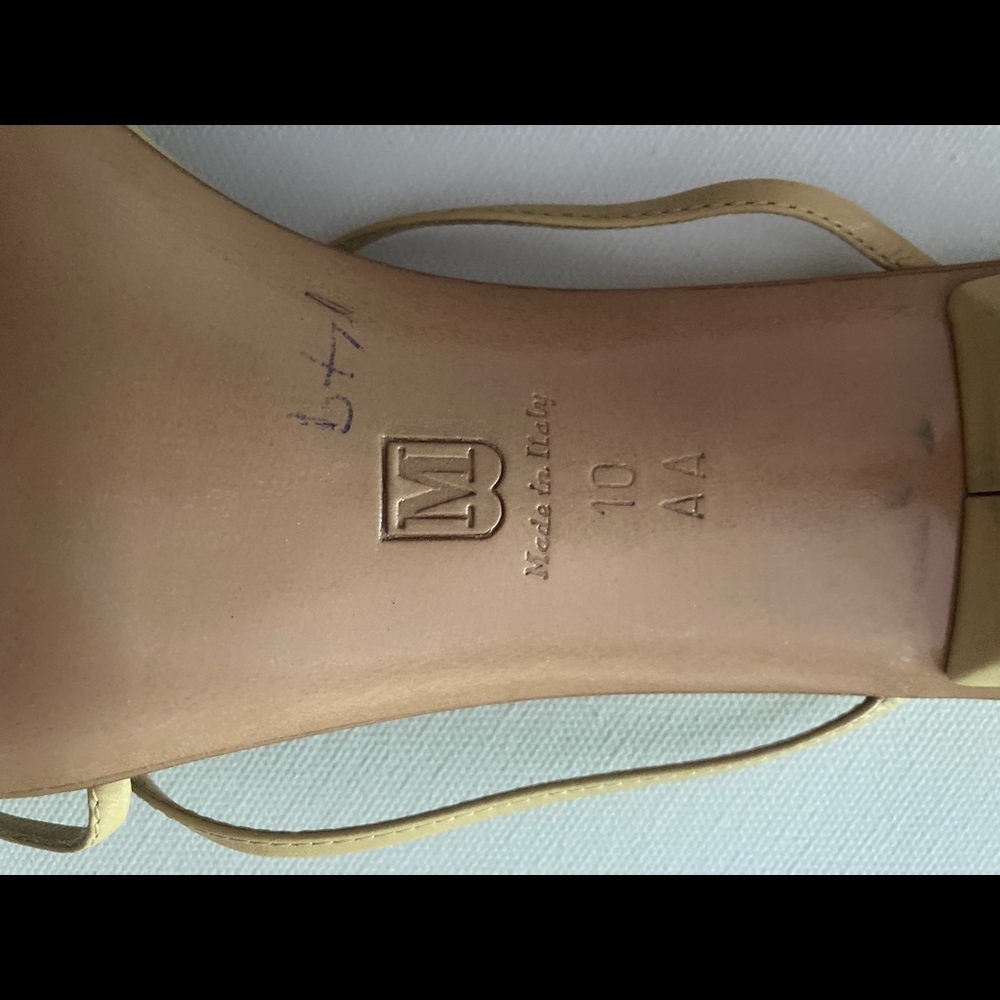 New Bruno Magli - size 10, leather w kitten heel.